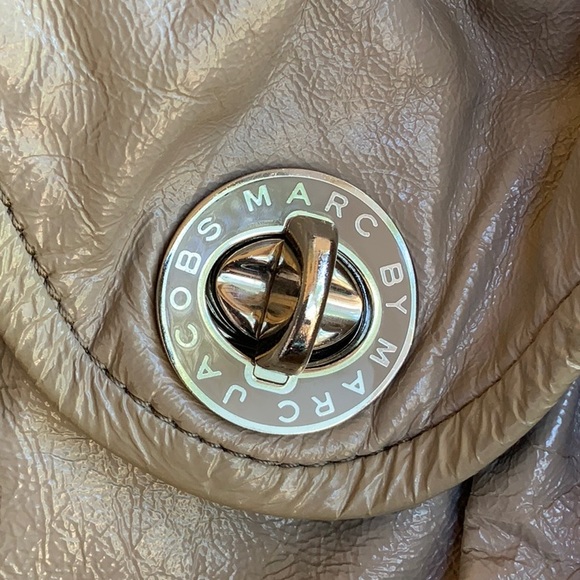 Marc by Marc Jacobs crinkle leather taupe grey hobo shoulder chain bag - Picture 3 of 12